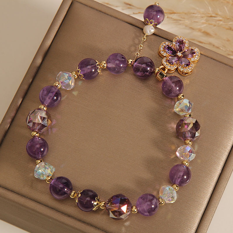 Close-up of five-leaf clover design amethyst pearl bracelet, emphasizing the fine craftsmanship and vibrant gemstones