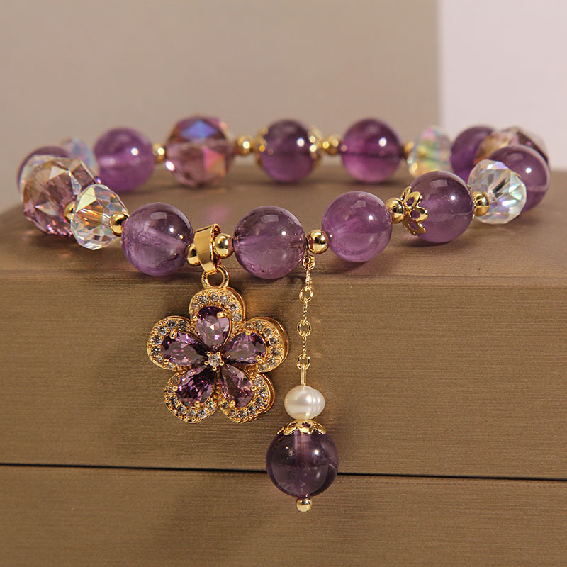 Side view of five-leaf clover design amethyst pearl bracelet, highlighting the elegant charm and polished pearls